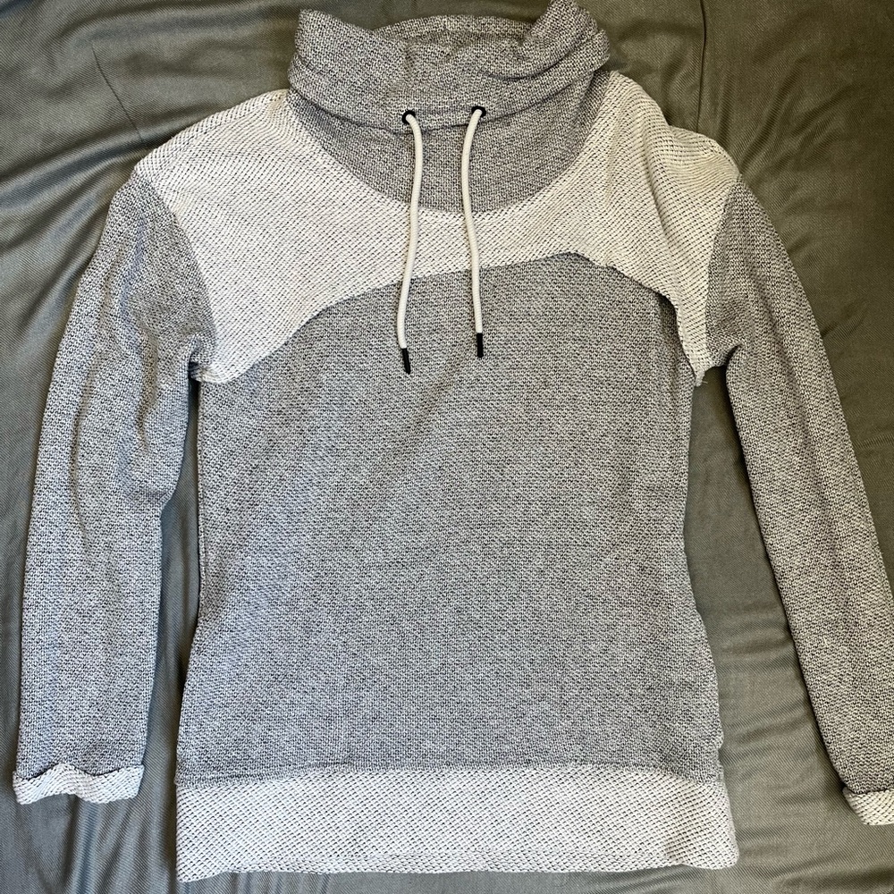 Te Verde Grey and White Pullover Sweatshirt - Medium